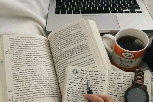 Carnet ouvert avec stylo dans une ambiance claire et calme